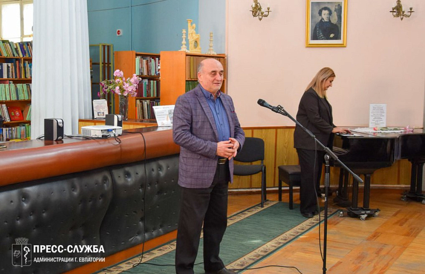 В Евпатории презентовали сборник переводов «В сплоченье рифм и дум»
